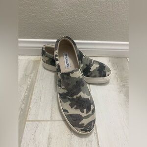 Steve Madden Camouflage Canvas Platform Shoes, Women’s size 9.5 or 9 1/2
